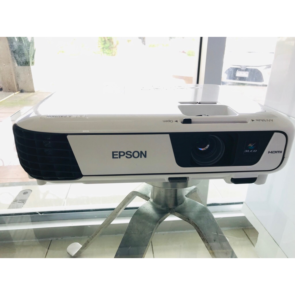 โปรเจ็คเตอร์ Epson EB-X36 มือสอง สภาพดี ภาพสวย มีสาย HDMI สายชาร์จ รีโมทพร้อมกระเป๋า