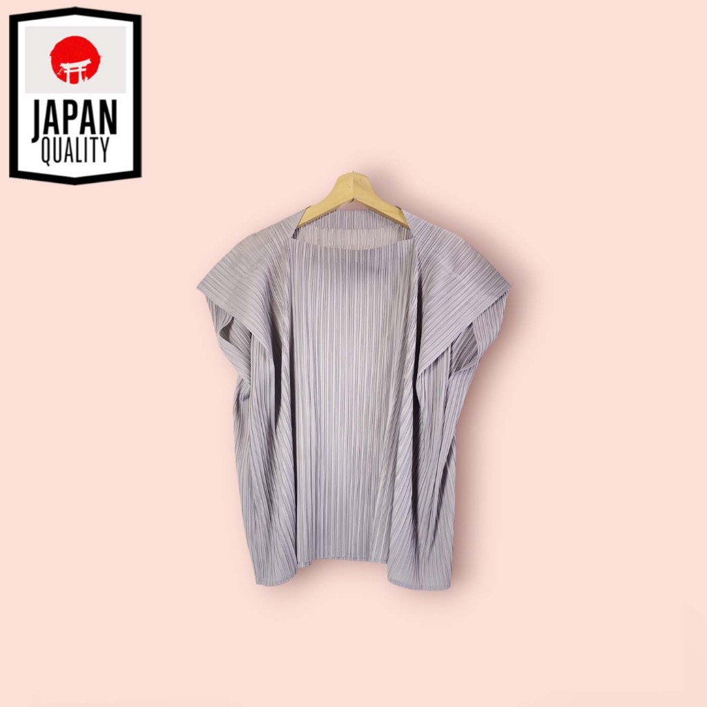 เสื้อพลีท Ors to go สีเทา  ไซด์ -  F  อก 50-58 ยาว 27 นิ้ว  พลีท ทรงสวยน่ารัก คอสวย ดีเทลสวย
