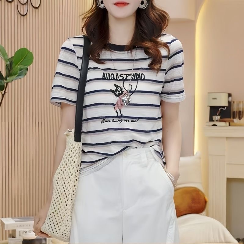 เสื้อยืดแขนสั้นลายทางสีสันสดใสสุดเก๋และไม่เหมือนใครสำหรับผู้หญิงตัวนี้ มาพร้อมลายแมวน่ารัก เป็นสไตล์ใหม่สำหรับฤดูร้อน