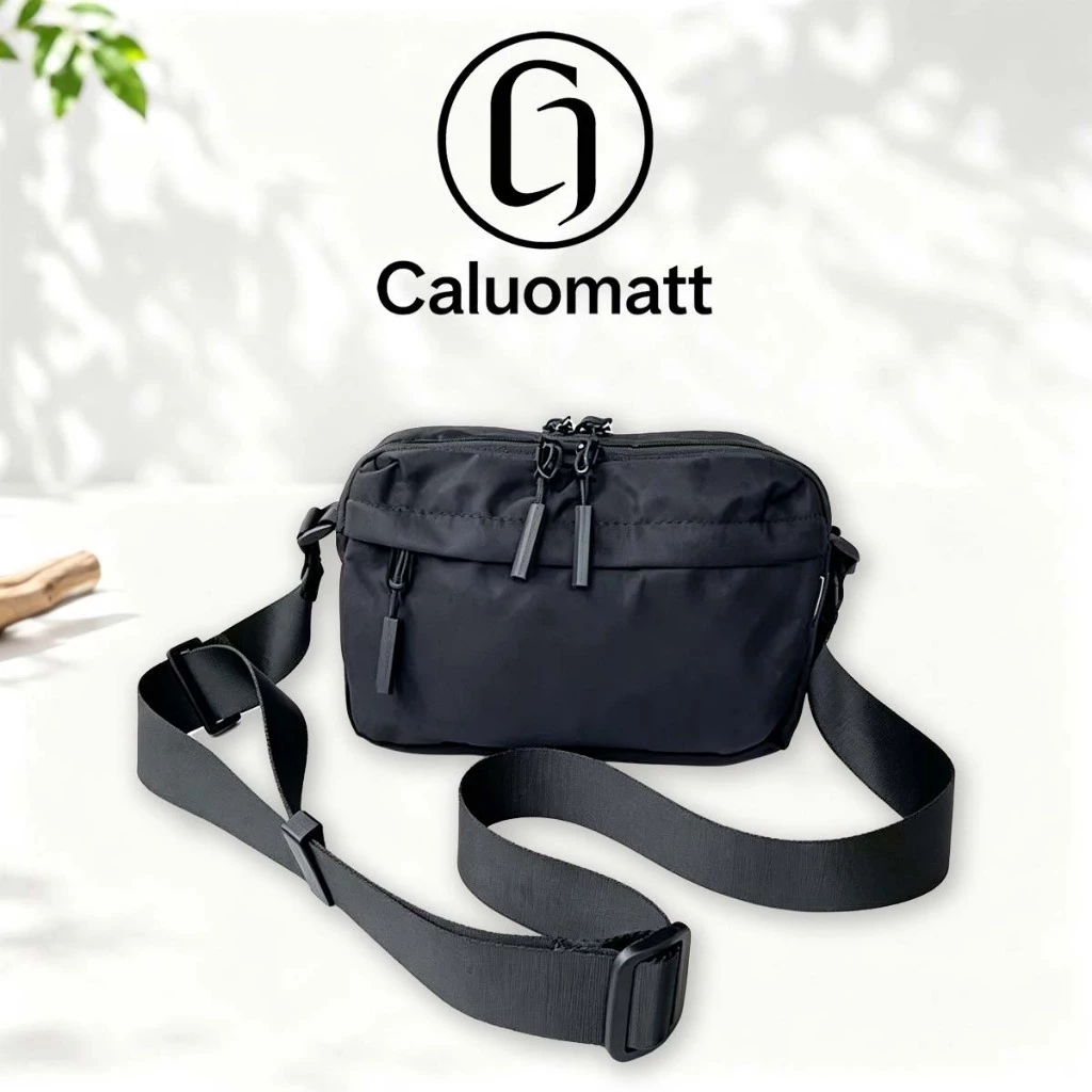【Caluomatt.TH】กระเป๋าสะพายข้างผ้าไนล่อนสีดำ มีหลายช่องซิป สายปรับความยาว กันน้ำเบาๆ พกไปทำงานเที่ยว