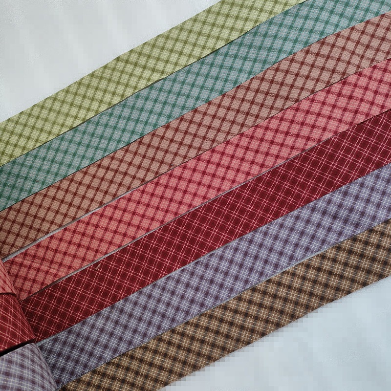 ผ้ากุ๊นสำเร็จรูป #02 (ผ้าทอ Cotton) ลายสก๊อต สีอาจจะต่างกับของจริงเล็กน้อยนะคะ หน้ากว้าง 3.6 cm. หลาละ