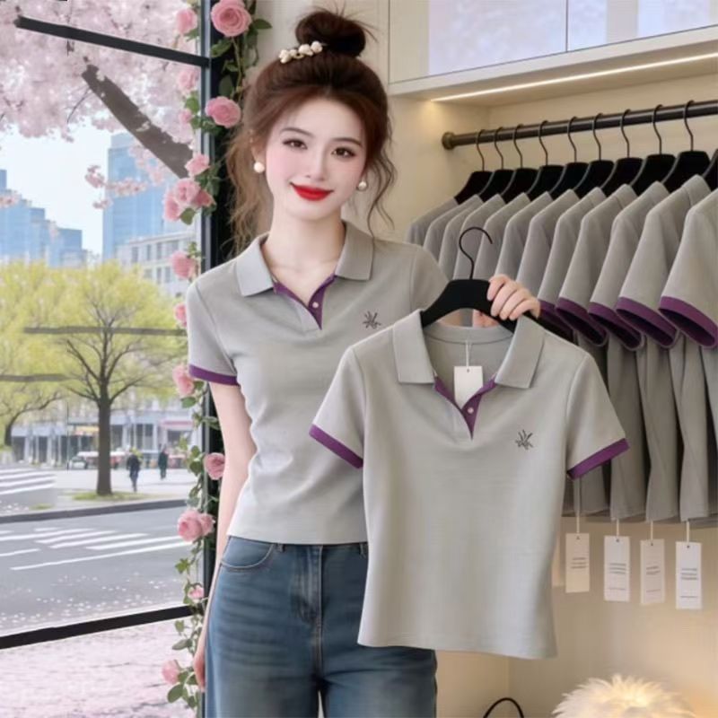 เสื้อโปโลแขนสั้นสำหรับผู้หญิงที่ดูหรูหรา มีระดับ และโดดเด่นด้วยดีไซน์แบบคัลเลอร์บล็อก (color-block) อันทันสมัย ​​เป็นเสื