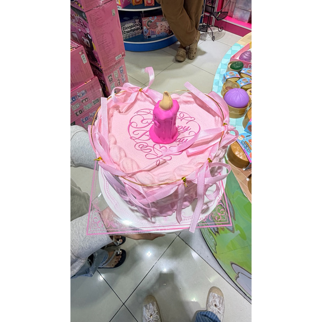 กล่องมีตำหนิขอดูรูปก่อนสั่งซื้อค่ะ MOLYNK – The Wishful Bite Cake “Hold This Moment สกุชชี้เค้ก บีบเค้กได้ (Squishy)