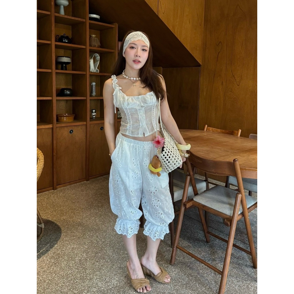 ชุดเซ็ต 2ชิ้น เสื้อครอปลูกไม้กระดุมหน้า กางเกง4ส่วนขาจั๊มฉลุลูกไม้