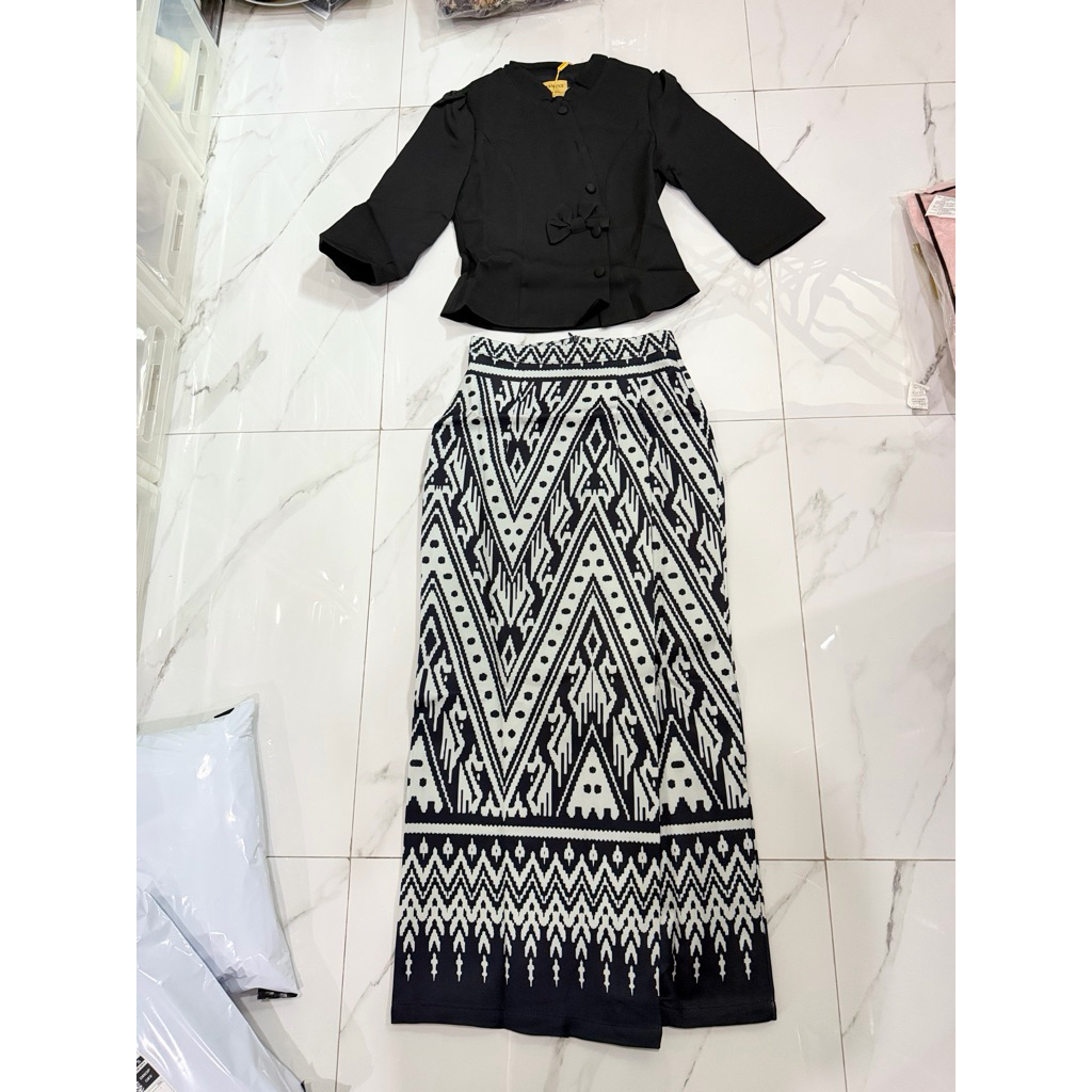 (ปกติ .5ข้าม เสื้อ19“ กระโปรง 36.5”) ชุดไทย สีดำ เสื้อแขนห้าส่วน