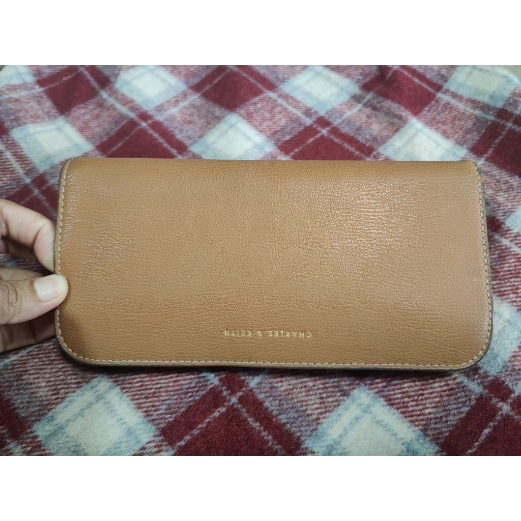 กระเป๋าสตางค์ใบยาว charles&keith