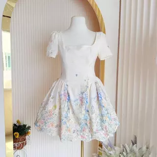 [NITTAYA] V0043 ชุดมินิเดรสกระโปรงคอเหลี่ยมแขนสั้นแต่งลูกไม้ฉลุลายดอกสม็อคแต่งสม็อกหลังมีซับใน สวยหรู ใส่ออกงาน ดินเนอร์