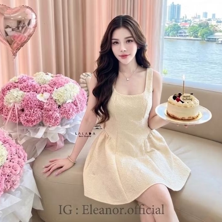 LALADA BRAND ชุดเดรสสั้นผู้หญิง สีครีม ผ้า jacquard ลายดอกไม้ ทรงคอกลมแขนกุดเข้ารูป กระโปรงบานน่ารัก