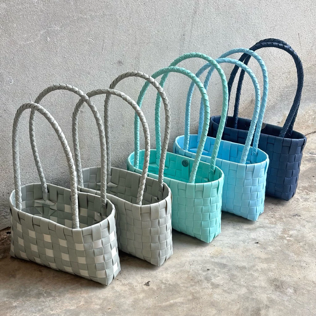 [จัดส่ง 2-3วัน] Woven bag น้องเส้นเล็ก กระเป๋าสานพลาสติกลายหนัง สะพายไหล่ 100% recycled plastic