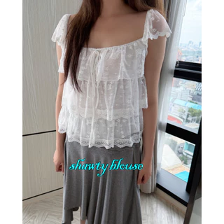 UIUI | SHAWTY BLOUSE เสื้อลูกไม้ระบาย ผูกโบว์ด้านหน้า สาวหวาน