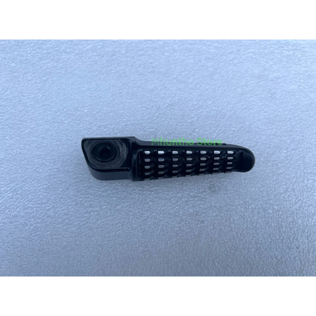 พักเท้าหลัง ที่เหยียบเท้าคนซ้อน สินค้าแท้มือสอง ด้านขวา KAWASAKI Z800/ Z10002015/ ZX10R2016-2020
