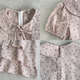 Glucoat | [A930] เสื้อแขนสั้นคอบัวลายจุดสีชมพู พร้อมเชือกผูกโบว์ ชายเสื้อแต่งระบาย ซิปหลังยาว