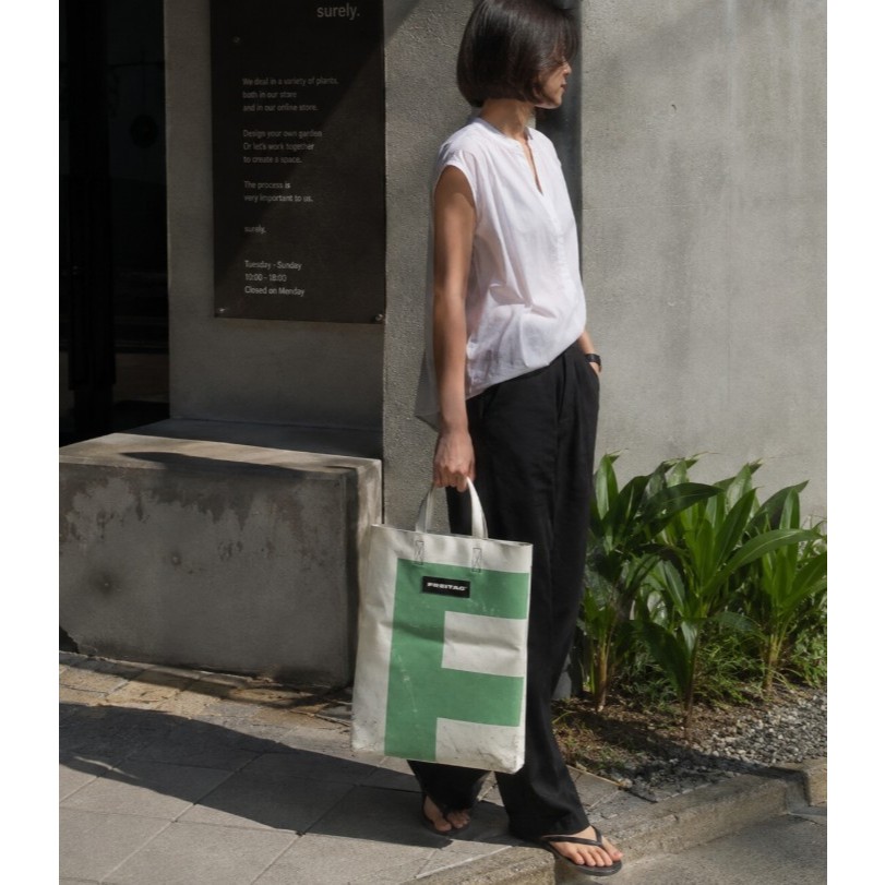 Freitag Miami ขาว  Print F เขียว สวย  สภาพ 80% (R1950)