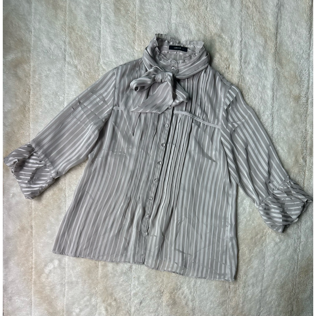 [มือสอง/งานญี่ปุ่น] เสื้อเบลาส์แขนสามส่วน COMME CA ISM ไซส์ L ลายทางสีเบจ มีโบว์ผูกคอ สภาพสวย