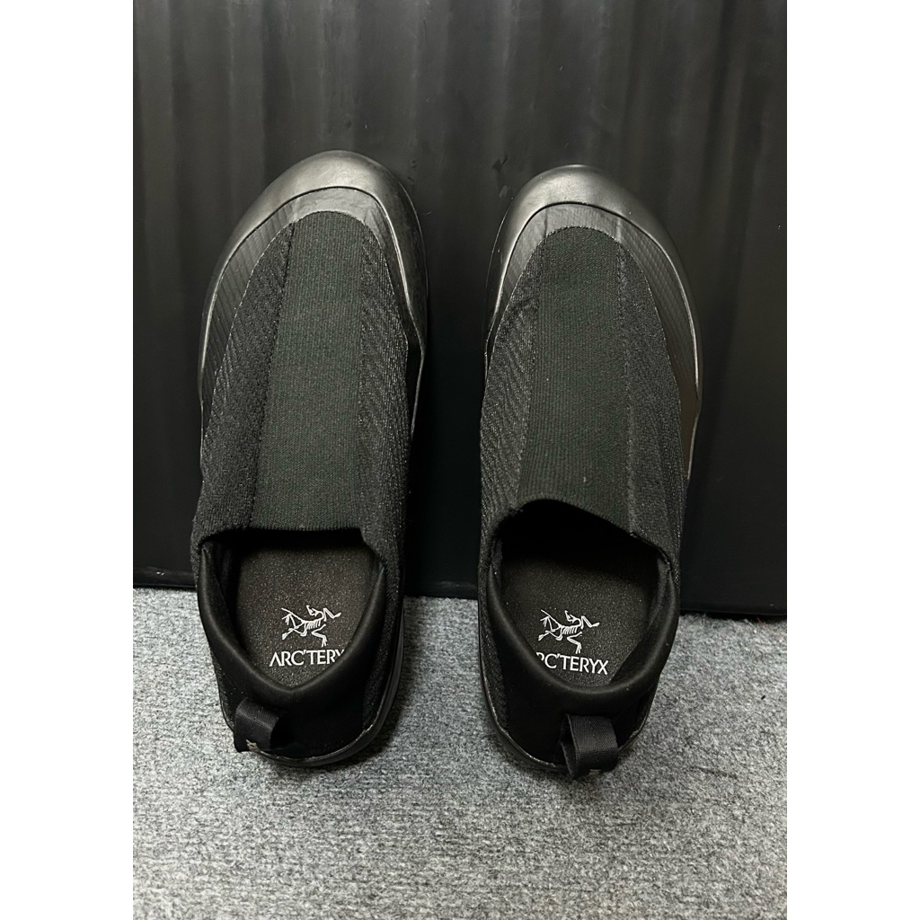 black slip-on shoes vibram sole (25.5)