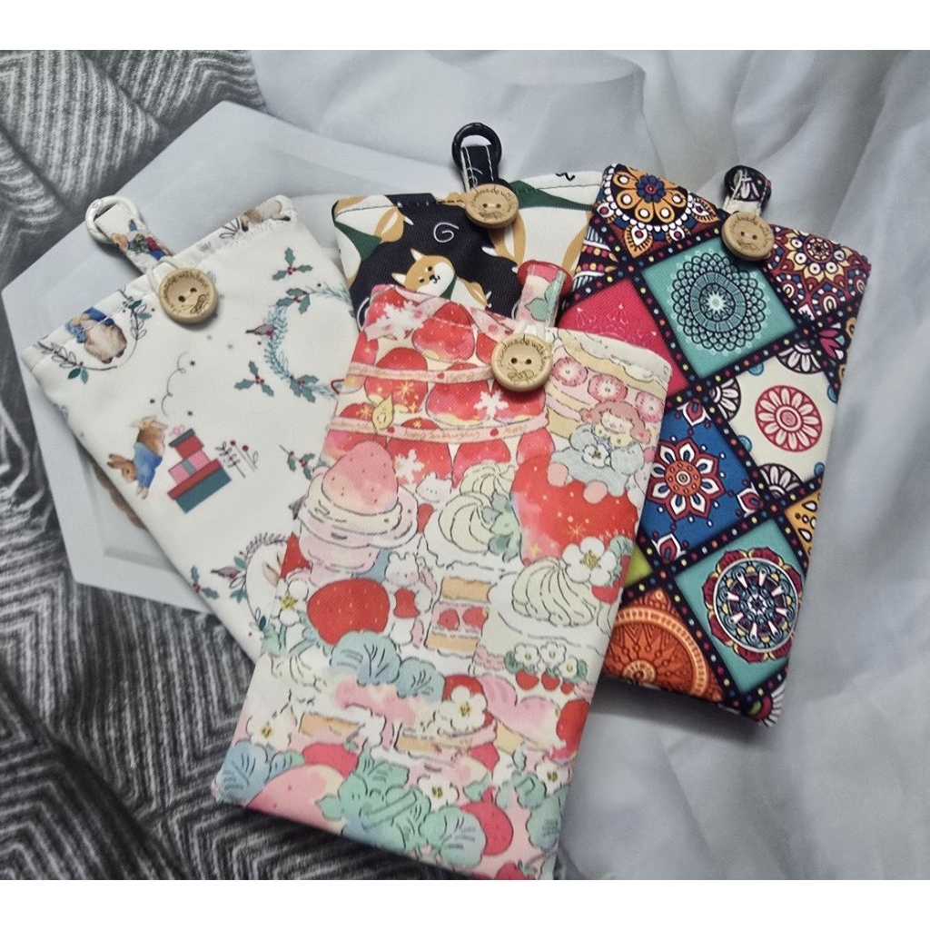 (พร้อมส่ง)ซองผ้าใส่มือถือ  บุใยสังเคราะห์ มีห่วงสำหรับห้อยสายห้อยคอ