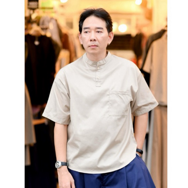 M01 เสื้อเชิ้ตคอจีนแขนสั้นผู้ชาย สไตล์มินิมอลญี่ปุ่น มีกระเป๋าหน้า  มีให้เลือก 2 ขนาดคือ M กับ L