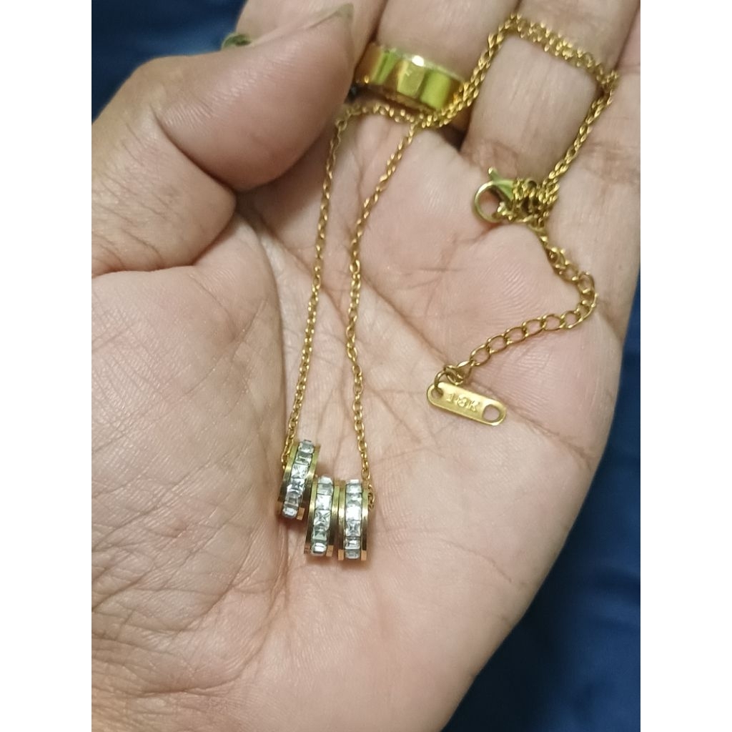 สร้อยคอสีทองพร้อมจี้คัดมือสองตู้ยุโรปตอก18kไม่มีตำหนิ