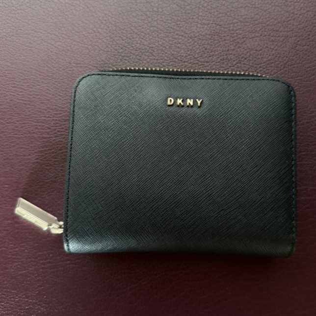[มือสอง แท้100%] กระเป๋าสตางค์สั้น DKNY Bifold Zip Wallet สีดำ