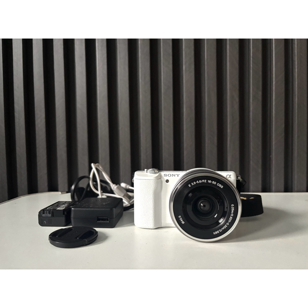 กล้องมือสอง Sony a5100 (มีรอยร้าวใต้กล้อง ตามภาพที่วง)