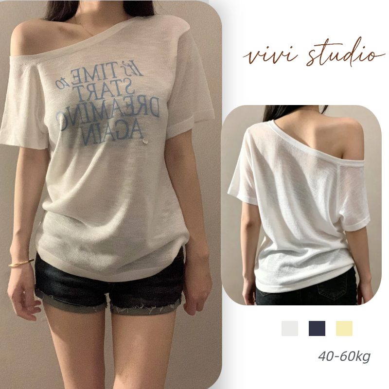 เสื้อยืดผู้หญิงสไตล์เกาหลี ปาดไหล่เอียง ทรงหลวม พิมพ์ตัวอักษร ผ้าบางเบา
