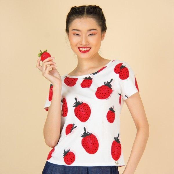 C&D Cotton Blouse เสื้อยืด แขนสั้น สีขาว ลายสตรอว์เบอร์รี่ เนื้อผ้าคอตตอน CS2MRE