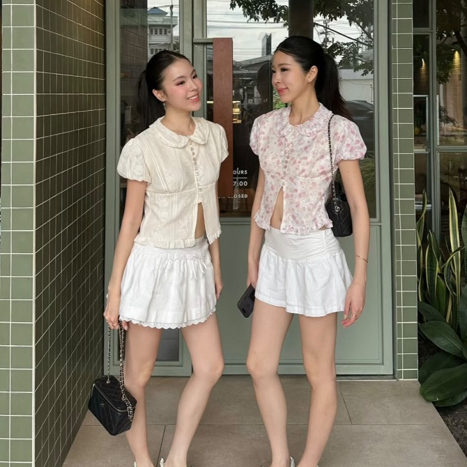Flora top - เสื้อคอปก ผ้าลูกไม้ลายฉลุ จั๊มแขนสุดคิ้วท์ ซับในทั้งตัว เพิ่มความน่ารักด้วยกระดุมเปลือกหอยอมชมพู