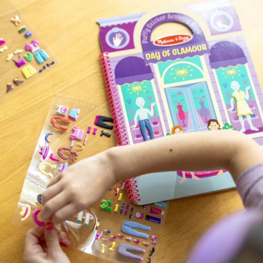 Melissa & Doug كتاب ملصقات منتفخة لتلبيس الدمى (10 مشاهد) — صورة 6