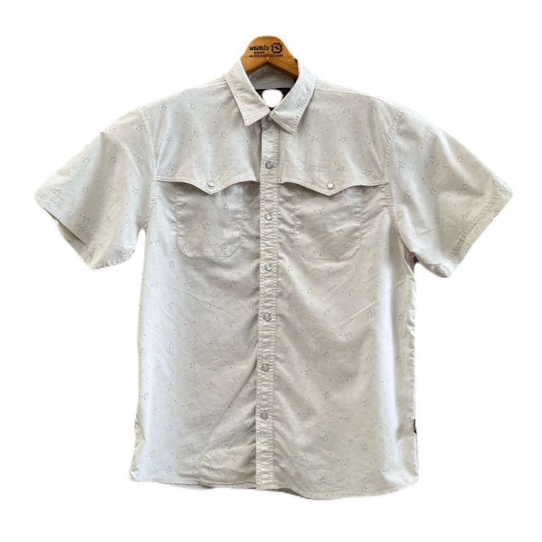 เสื้อเชิ้ต อก43 ไหล่17.5 ยาว28 สีครีม มีช่องระบายเหงื่อ ผ้าNylon+Poly มือสอง (U99)