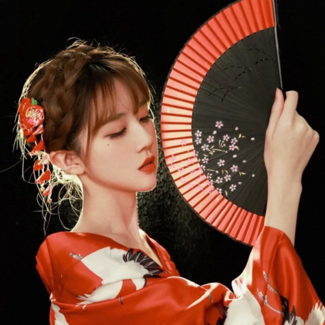 พัดจีนกี่เพ้าสไตล์โมเดิร์น สีดำ-แดง + พู่ ลายคลาสสิกจีน แถมซองใส่