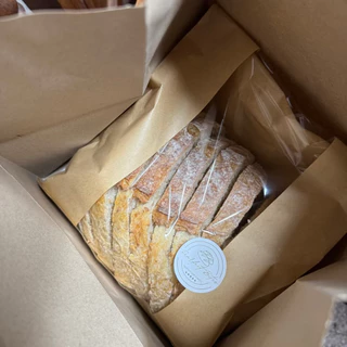 ขนมปังซาวโดว์โฮลวีท Sourdough Whole Wheat 🌾 ≈ 600grams/loaf ยีสต์ธรรมชาติ 100% แป้งขนมปังไม่ฟอกสีผสมแป้งโฮลวีทแบบหยาบ