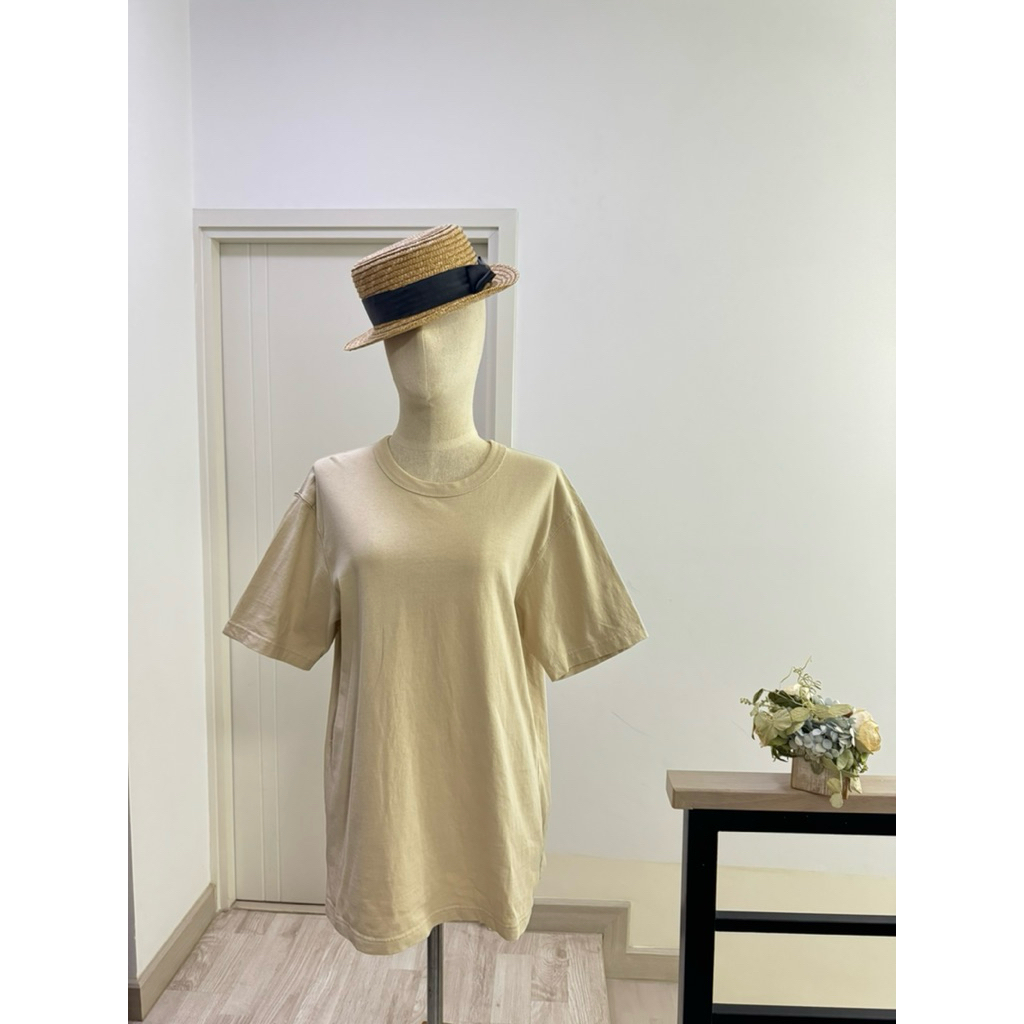 Used เสื้อยืดUniqlo U❤️ 189 บาท❤️ แบรนด์ Uniqlo U Size S,M,L อก 42”ยาว 27” สีครีมเบส