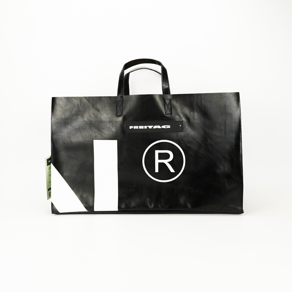 FREITAG F260 MIAMI WIDE  ผ้าใบดำ ด้านหน้าสกรีน ®️ สีขาวสวยเน้นๆ เด่นๆ ใครเก็บตัว ®️ ไม่ผิดหวังแน่นอน