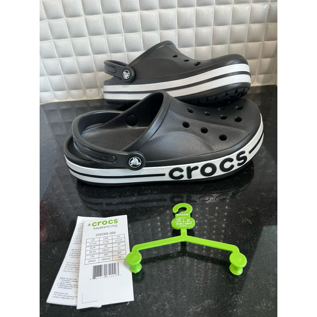 CROCS Bayaband Clog รองเท้าลำลองสำหรับผู้ใหญ่ ทั้งชายหญิง size M7W9 iconic สีดำ สำหรับคนใส่รองเท้าขน