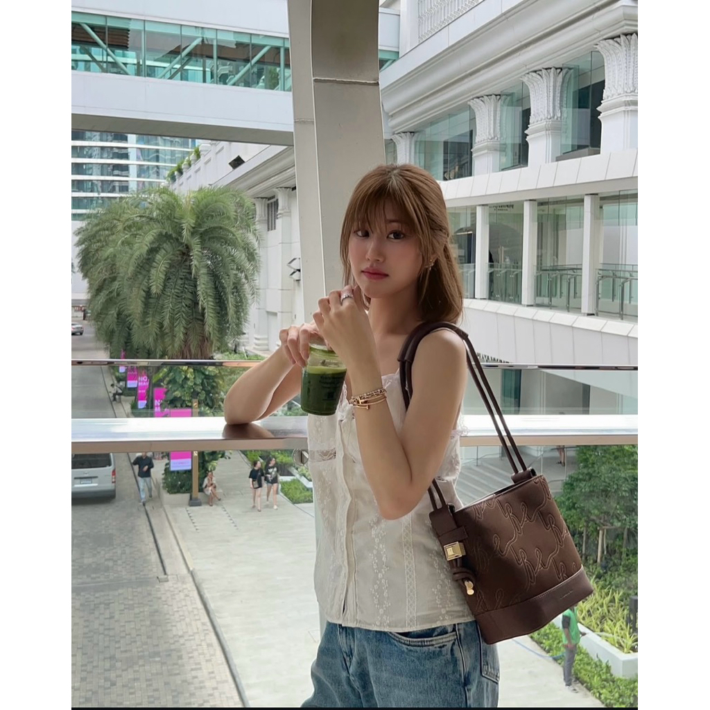 atreasurebox มือ 2 สี mocha mousse  regular size ใช้โค้ดลดได้นะคะ พร้อมส่ง