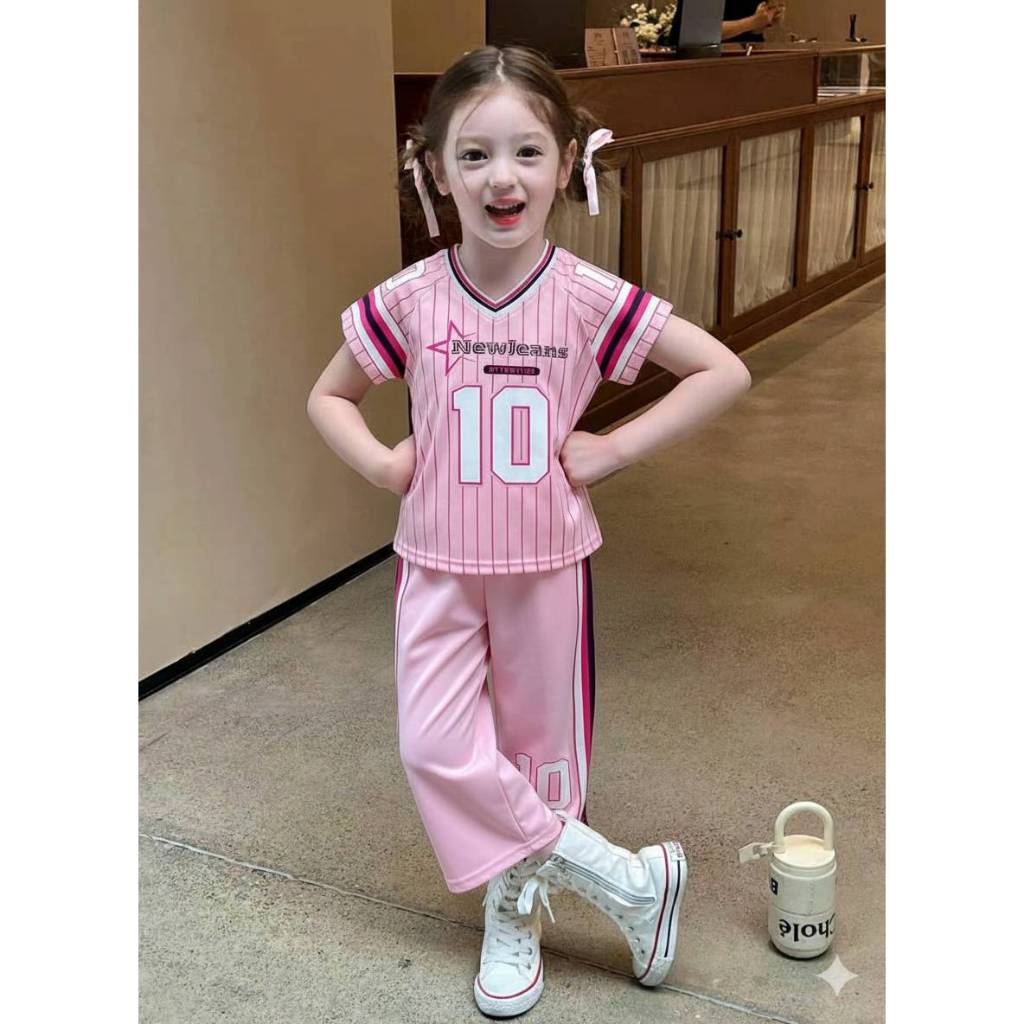 PINKชุดเซ็ทเด็กกีฬาคอวี เนื้อผ้าใส่สบาย ระบายอากาศดี ชุดลำลอง ใส่สบาย แฟชั่นเด็กน่ารัก