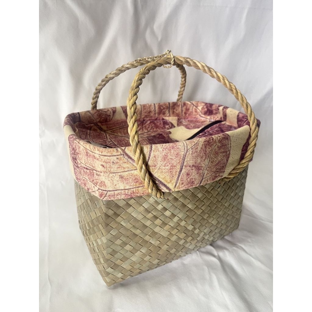 กระเป๋าสานจากใบเตยป่า - ขนาดกลาง 4.5*8*7  ฝีมือน้องนักเรียนจากจังหวัดพัทลุง Between Us and Trees