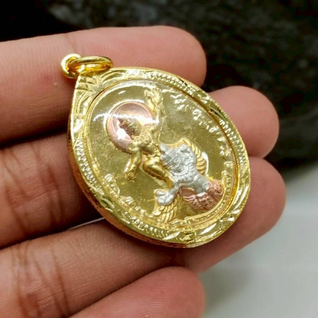 เหรียญพระราหูทรงครุฑ เข้าพิธีปลุกเสกพระเจ้าอาม เนื้อทองสามกษัตริย์ เลี่ยมทองไมครอนกันน้ำ