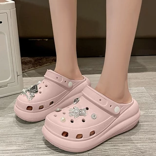 Amazy รองเท้าแตะหัวโต สวมใส่สบายพื้นหนานุ่มล้ำ ดีไซน์โฮลคัททันสมัย ตกแต่งด้วยจี้หมีสุดน่ารักและสายโซ่เพชรแวววาว