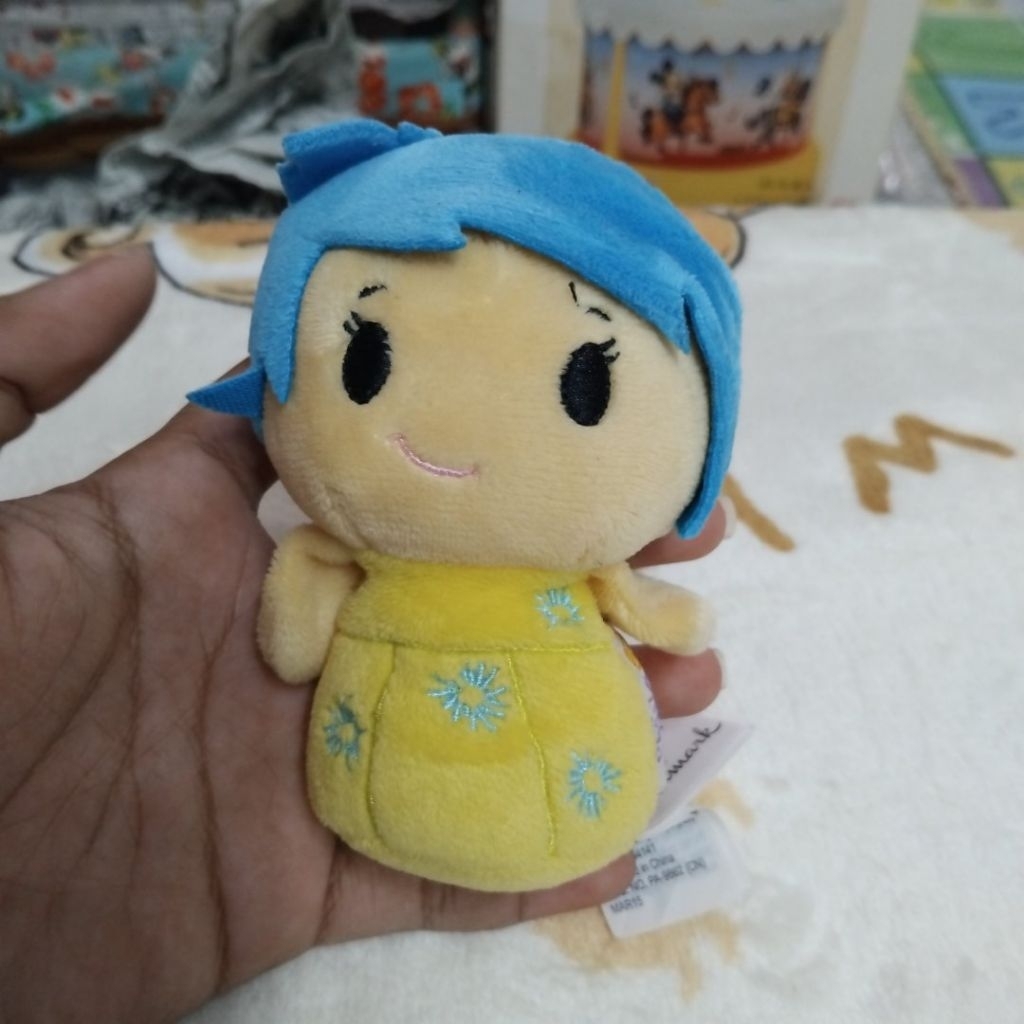 ตุ๊กตา Joy จากภาพยนตร์เรื่อง Inside Out ของ Disney/Pixar