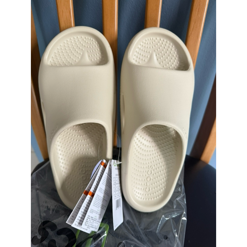 รองเท้า Crocs รุ่น Mellow Recovery Slide Bone m6 w8 eu 38.5 ส่งฟรีนะคะ
