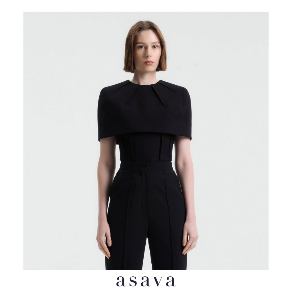 [asava aw25] Helene Cape Overlay Blouse เสื้อผู้หญิง แต่งเคปคลุมไหล่ คอกลม แต่งดีเทลตะเข็บนูน กระดุมหลัง ซิปและตะขอหลัง