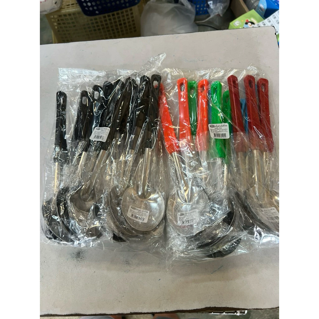 ทัพพีจีน ยาว 27 ซม. ด้ามคละสีและด้ามสีดำ แพ็กละ 12 ชิ้น
