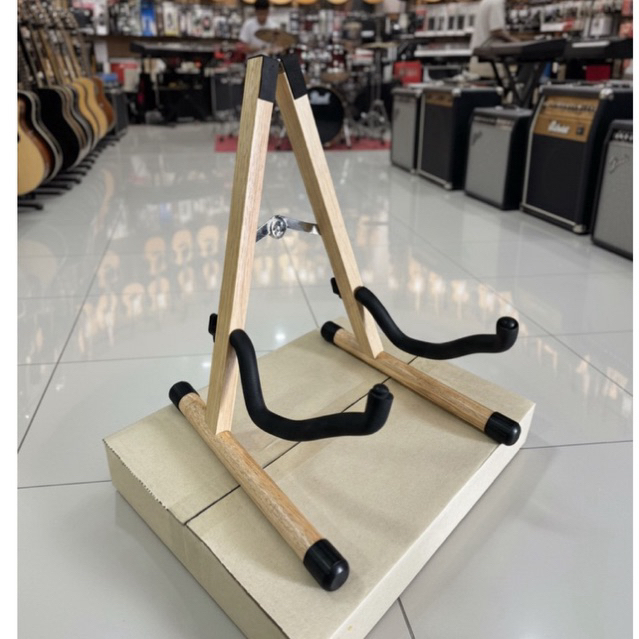 ขาตั้งกีตาร์ แบบไม้แท้ Woodguitarstand ผลิตจากไม้เนื้อแข็ง เคลือบเงาอย่างดี แข็งแรงทนใช้ได้ทั้งกีตาร์โปร่งและกีตาร์ไฟฟ้า