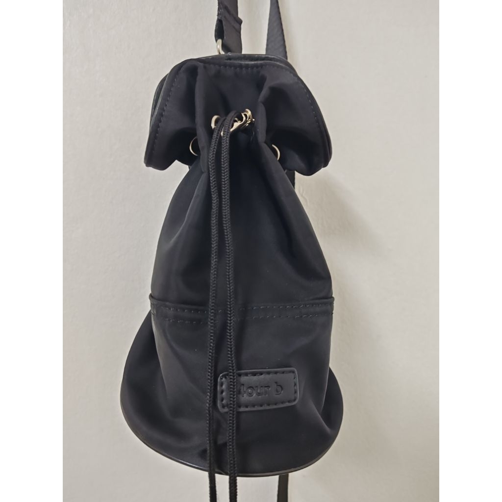 แท้ 💯% 🇰🇷 กระเป๋าแบรนด์ 4our b เกาหลี สีดำมือสองสภาพสวยงาม อะไหล่วิ้ง