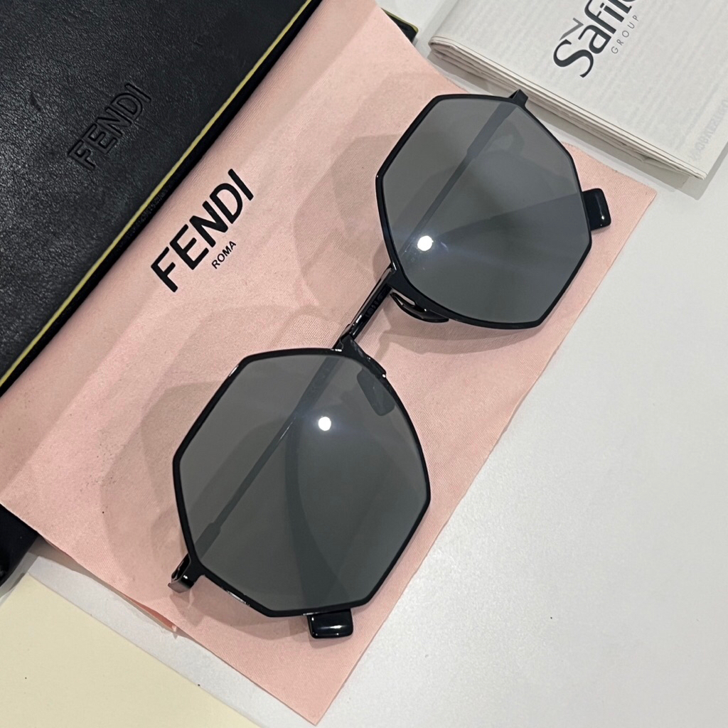 แว่นตา แว่นกันแดด FENDI ของแท้ มือสอง *กล่องแว่นมีตำหนิ ถลอก*
