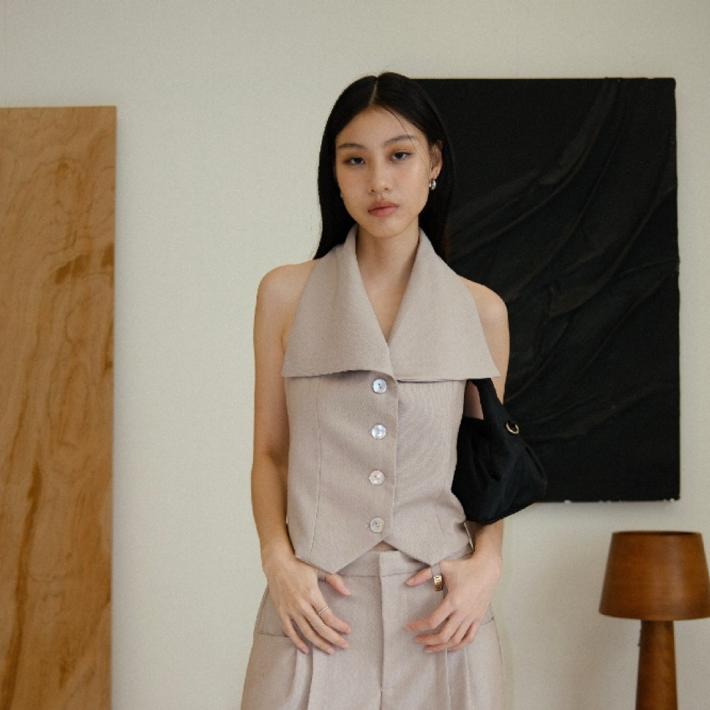 ส่งต่อ 5pm.sun | vienno vest : เสื้อคล้องคอ เปิดหลัง halter vest สีเทาเข้ม