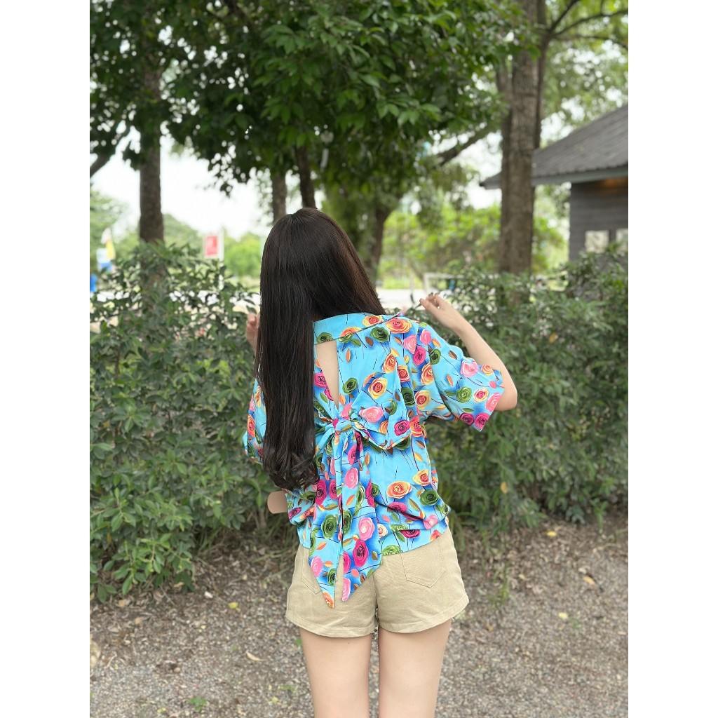 0069 เสื้อเชิ้ตแขนสั้นลายใบไม้ ทรงสวยมากๆ ดีเทลมีเว้าด้านหลังแต่งโบว์ใหญ่ เรียบหรู ดูแพงมากๆ