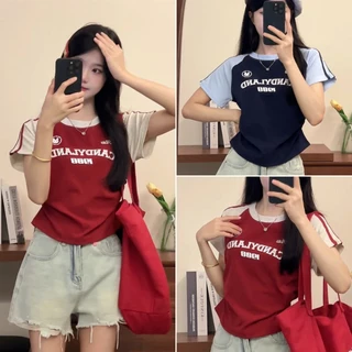 cherryshop พร้อมส่ง เสื้อยืดแขนสั้นแฟชั่นวินเทจสำหรับผู้หญิง ดีไซน์จีบด้านข้าง ลายตัวอักษร แผงสั้น หวานและน่ารัก