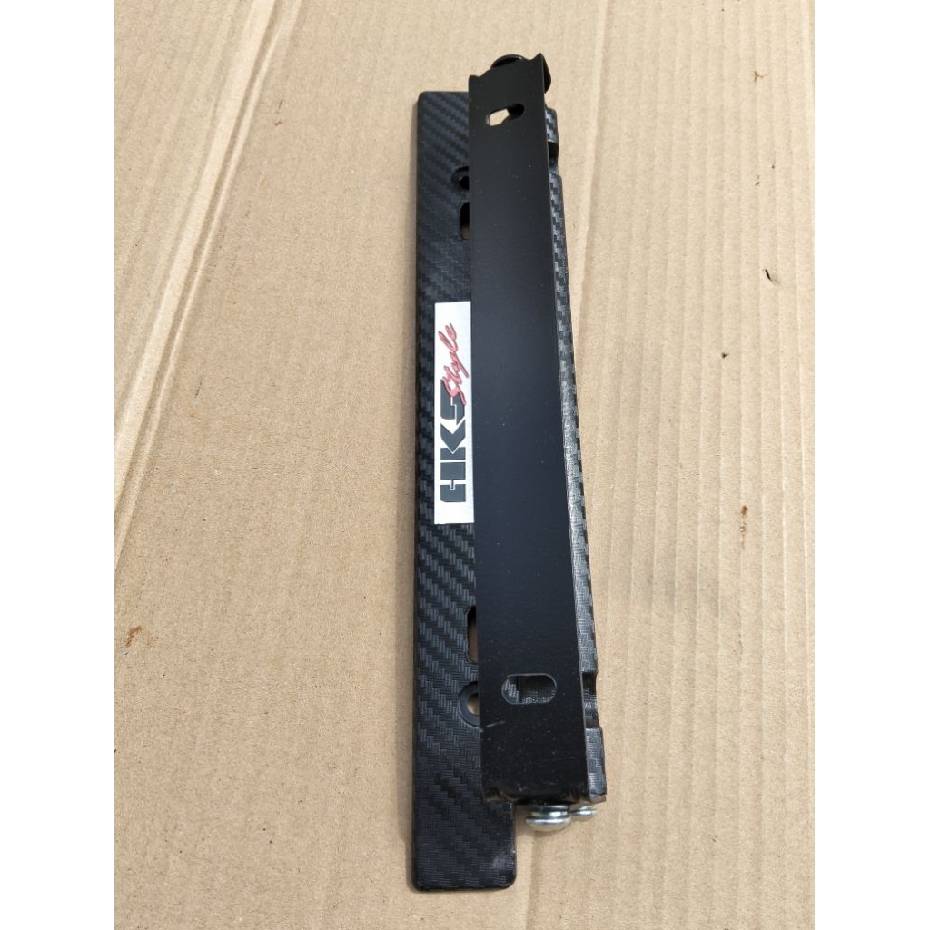 ขาป้ายทะเบียนรถยนต์พับได้ ลายเคฟล่าดำ Logo. HKS